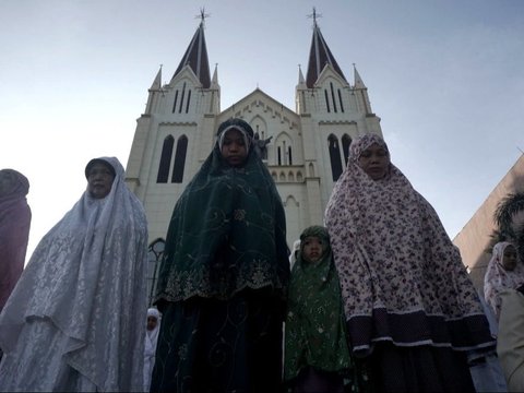 FOTO: Indahnya Toleransi, Gereja Katolik Berbagi Tempat Ibadah untuk Jemaah Salat Idulfitri di Malang