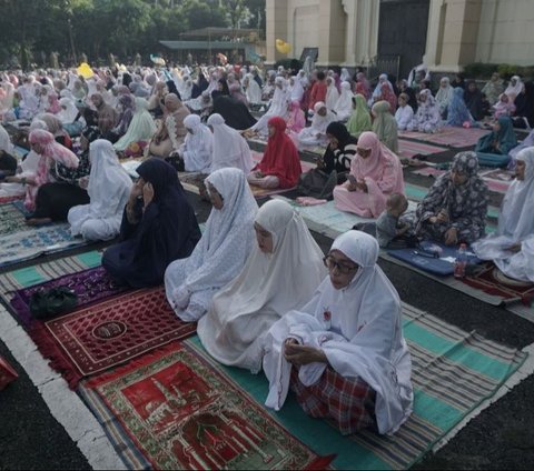 FOTO: Indahnya Toleransi, Gereja Katolik Berbagi Tempat Ibadah untuk Jemaah Salat Idulfitri di Malang