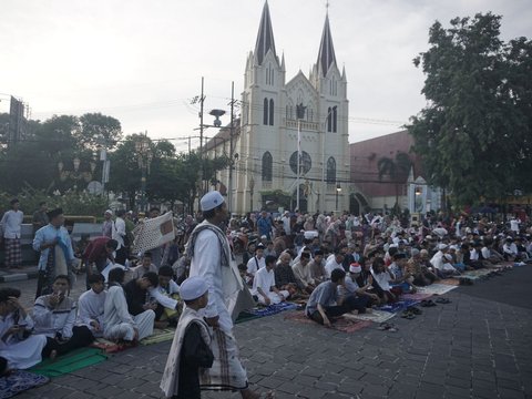 FOTO: Indahnya Toleransi, Gereja Katolik Berbagi Tempat Ibadah untuk Jemaah Salat Idulfitri di Malang