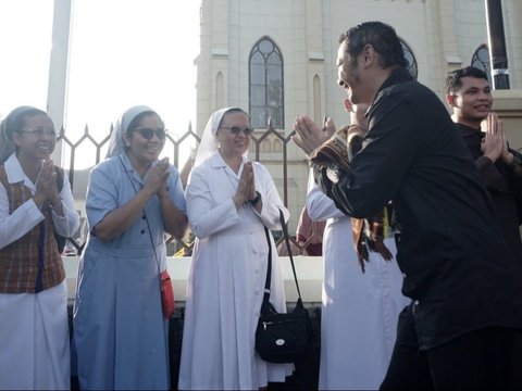 FOTO: Indahnya Toleransi, Gereja Katolik Berbagi Tempat Ibadah untuk Jemaah Salat Idulfitri di Malang