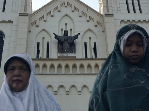 FOTO: Indahnya Toleransi, Gereja Katolik Berbagi Tempat Ibadah untuk Jemaah Salat Idulfitri di Malang