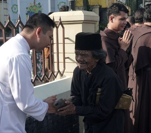 FOTO: Indahnya Toleransi, Gereja Katolik Berbagi Tempat Ibadah untuk Jemaah Salat Idulfitri di Malang