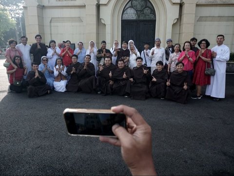 FOTO: Indahnya Toleransi, Gereja Katolik Berbagi Tempat Ibadah untuk Jemaah Salat Idulfitri di Malang