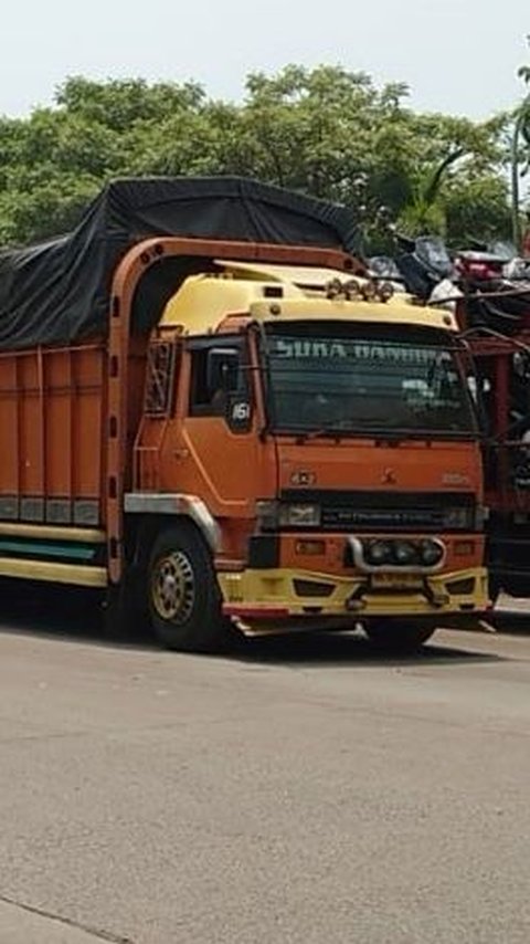 7 Kendaraan Sumbu Tiga Terjaring Langgar Larangan Melintas di Tol Japek saat Mudik