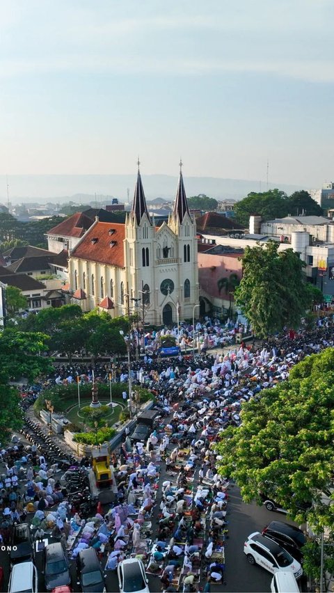Residents in Malang Use Church Yard for Eid Prayer, Netizens: The Beauty of Tolerance