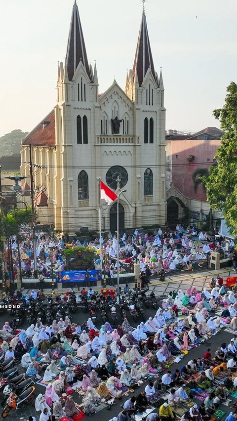 Warga di Malang Gunakan Halaman Gereja untuk Sholat Ied, Warganet: Indahnya Toleransi