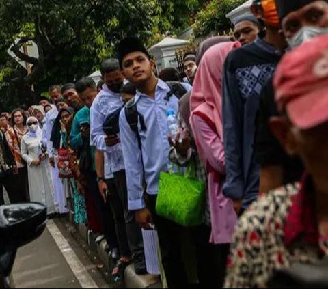 FOTO: Wajah-Wajah Gembira Masyarakat Menghadiri Open House Presiden Jokowi di Istana Negara