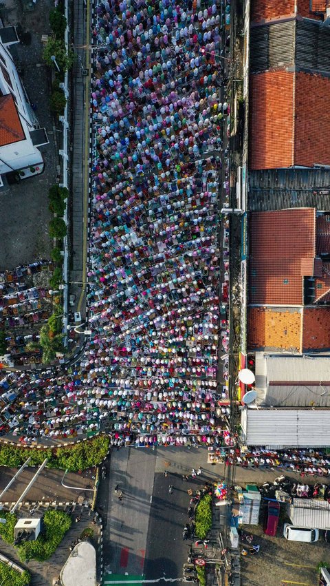 Ribuan umat Islam tumpah ruah melaksanakan ibadah salat Idulfitri di sisi kanan dan kiri Gereja Koinonia Jatinegara, Jakarta Timur, Rabu (10/4/2024). (Liputan6.com/Angga Yuniar)