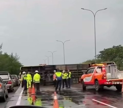 Bus Terguling di KM 99 Tol Cipali, Polisi Pastikan Tak Ada Korban Jiwa