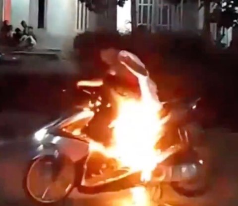 Youth Races Motorbike Until It Burns, Netizens Are Satisfied Watching It