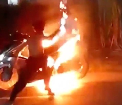 Youth Races Motorbike Until It Burns, Netizens Are Satisfied Watching It