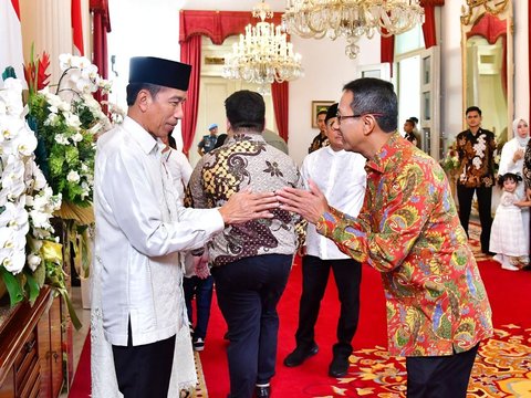 FOTO: Momen Para Menteri Bermaaf-maafan dengan Presiden Jokowi saat Open House di Istana Negara, Ada Prabowo hingga AHY