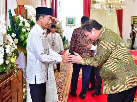 Presiden Joko Widodo (Jokowi) dan Iriana Jokowi bersilaturahmi bersama Wakil Presiden (Wapres) Ma&rsquo;ruf Amin dan Ibu Wury Ma&rsquo;ruf Amin, menggelar open house Idulfitri 1445 Hijriah bersama para kepala lembaga, menteri Kabinet Indonesia Maju, dan duta besar.