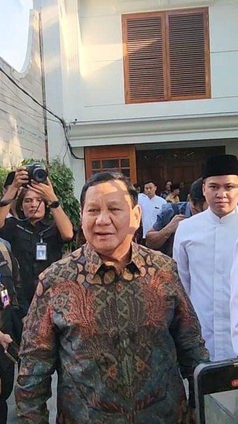 Prabowo Salat Idulfitri, Gemas Lihat Anak Kecil Mau Cubit Pipi & Tatapan Tajam Mayor Teddy 