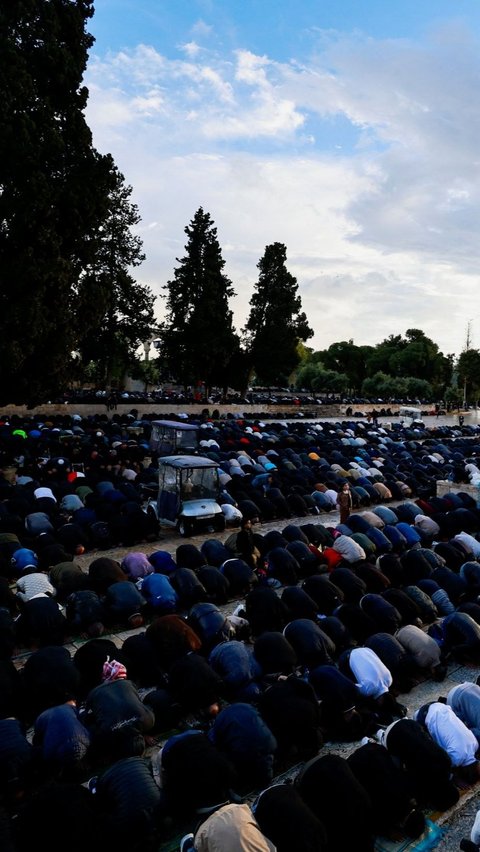 Meski Israel memberlakukan pembatasan akses bagi warga Palestina, lebih dari 60.000 umat Muslim Palestina di Yerusalem telah melaksanakan salat Idulfitri pada Rabu pagi di kompleks Masjid Al Aqsa.<br>