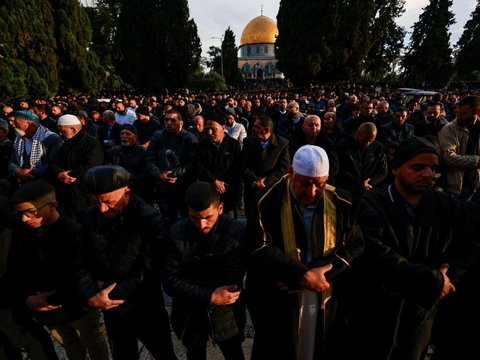 FOTO: Bikin Merinding, Puluhan Ribu Orang Bersujud Rayakan Idulfitri dengan Syahdu di Depan Masjid Al-Aqsa