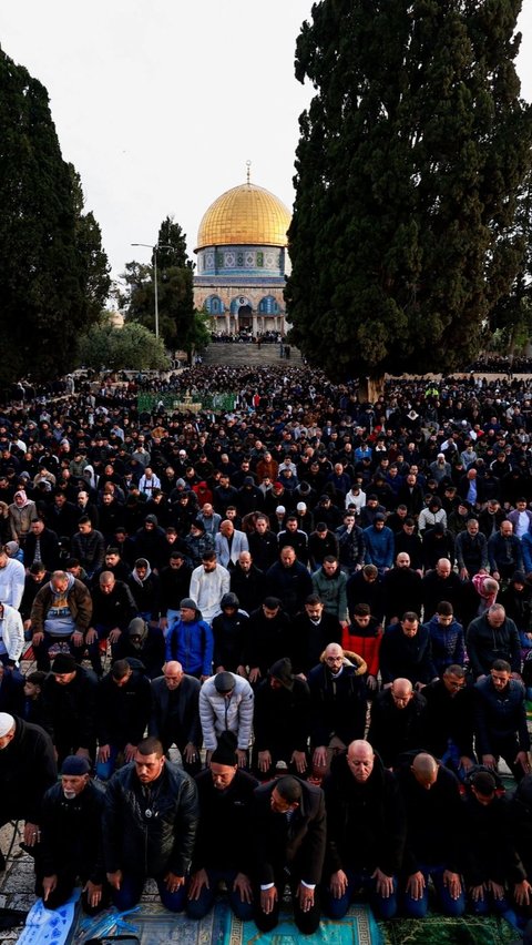 Dari pantauan di komplek Al-Aqsa memperlihatkan umat Muslim melaksanakan salat ied membelakangi Dome of the Rock, bangunan suci Islam di Yerusalem.<br>