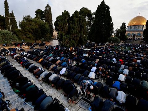 FOTO: Bikin Merinding, Puluhan Ribu Orang Bersujud Rayakan Idulfitri dengan Syahdu di Depan Masjid Al-Aqsa