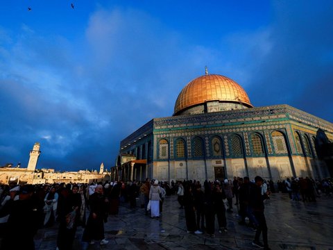 FOTO: Bikin Merinding, Puluhan Ribu Orang Bersujud Rayakan Idulfitri dengan Syahdu di Depan Masjid Al-Aqsa