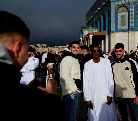 FOTO: Bikin Merinding, Puluhan Ribu Orang Bersujud Rayakan Idulfitri dengan Syahdu di Depan Masjid Al-Aqsa