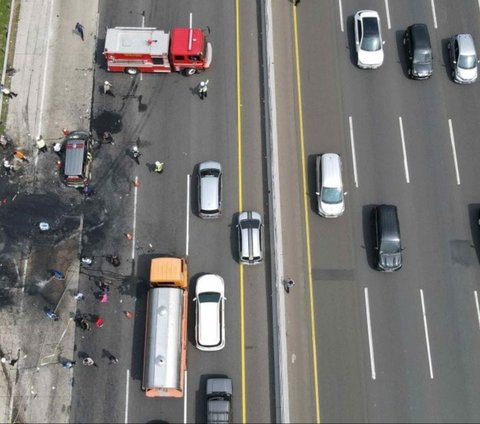 Suasana dilokasi kejadian kecelakaan di Tol Jakarta-Cikampek Km 58, Senin (8/4/2024). Kecelakaan yang terjadi di jalur contraflow tersebut melibatkan dua minibus dan sebuah bus yang mengakibatkan 9 orang tewas dan 2 orang luka berat.