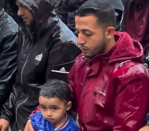 Sad Moment of Gaza Residents Praying Eid al-Fitr Amid Heavy Rain and Building Ruins