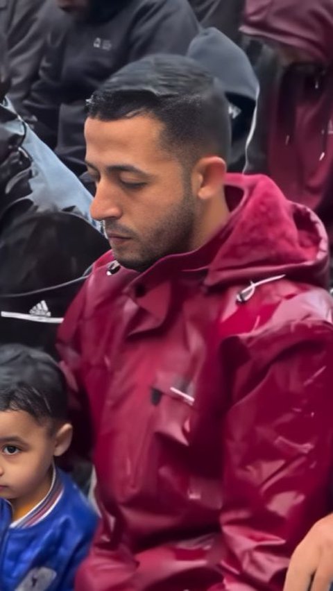 Sad Moment of Gaza Residents Praying Eid al-Fitr Amid Heavy Rain and Building Ruins