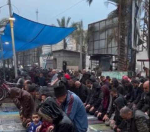 Sad Moment of Gaza Residents Praying Eid al-Fitr Amid Heavy Rain and Building Ruins