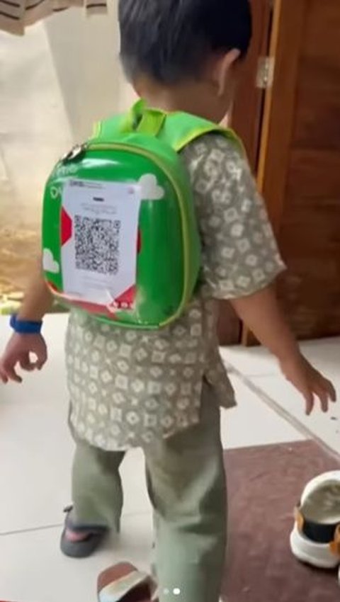 Anti Ribet! Ortu Sediakan Scan Barcode di Tas Anak untuk THR Anak<br>