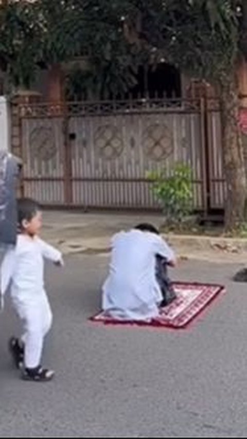 Momen Kocak Pemuda Ketiduran di Tengah Jalan Saat Sholat Idul Fitri, Jadi Tontonan Warga