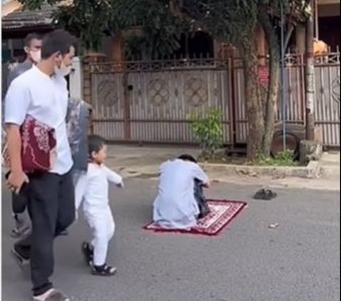 Funny Moment of a Young Man Falling Asleep in the Middle of the Road During Eid al-Fitr Prayer, Becomes a Spectacle for the Residents