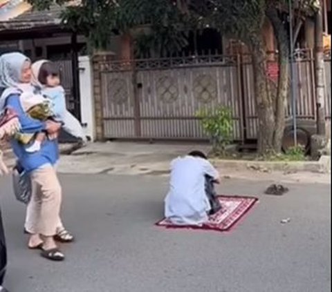 Funny Moment of a Young Man Falling Asleep in the Middle of the Road During Eid al-Fitr Prayer, Becomes a Spectacle for the Residents