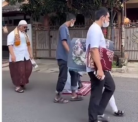 Funny Moment of a Young Man Falling Asleep in the Middle of the Road During Eid al-Fitr Prayer, Becomes a Spectacle for the Residents