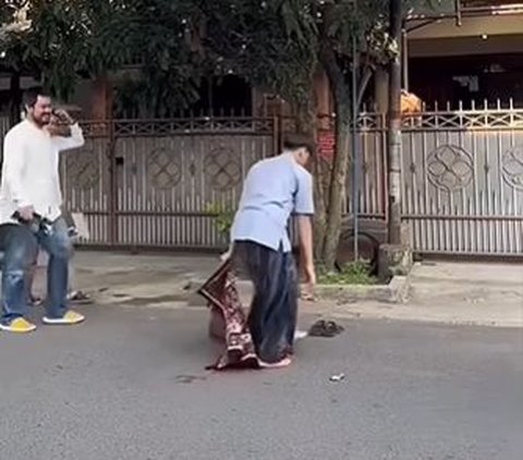 Funny Moment of a Young Man Falling Asleep in the Middle of the Road During Eid al-Fitr Prayer, Becomes a Spectacle for the Residents