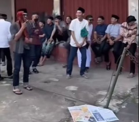 Funny Moment of a Young Man Falling Asleep in the Middle of the Road During Eid al-Fitr Prayer, Becomes a Spectacle for the Residents