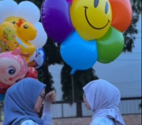 Funny Moment: Celebgram's Mother Buys Balloons for Her Child so They Won't Get Lost During Eid Prayer