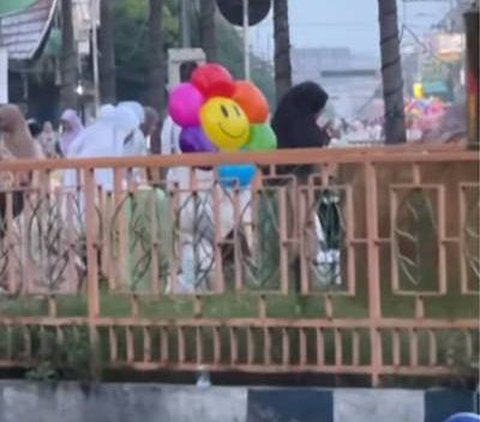 Funny Moment: Celebgram's Mother Buys Balloons for Her Child so They Won't Get Lost During Eid Prayer
