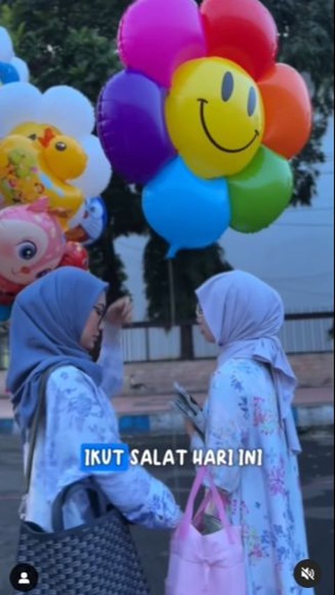 Balon bentuk bunga inilah yang dipilih Ibu Vania ntuk menemani sang putri.