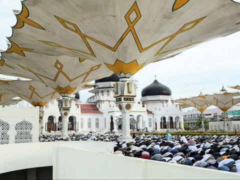 Umat Muslim di seluruh dunia merayakan Idulfitri dengan penuh khusyuk dan sukacita. Hari Rabu (10/4/2024) atau 1 Syawal 1445 Hijriah lalu, menjadi momen hari besar umat Islam di seluruh dunia merayakan Hari Raya Idulfitri.
