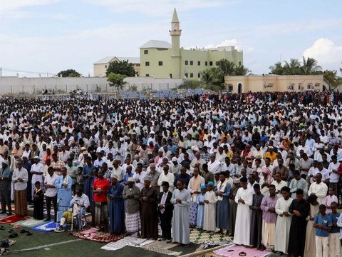 Umat Muslim di seluruh dunia merayakan Idulfitri dengan penuh khusyuk dan sukacita. Hari Rabu (10/4/2024) atau 1 Syawal 1445 Hijriah lalu, menjadi momen hari besar umat Islam di seluruh dunia merayakan Hari Raya Idulfitri.