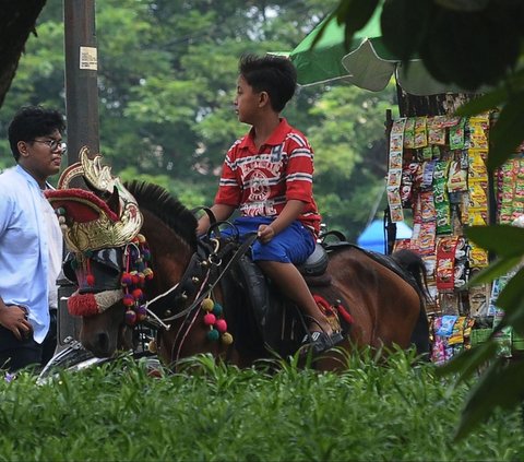 Kebanyakan peminatnya adalah anak-anak yang memiliki keinginan untuk menunggang kuda.<br><br>Biasanya untuk sekali putaran joki mematok harga Rp 10 ribu. Foto: merdeka.com / Imam Buhori
