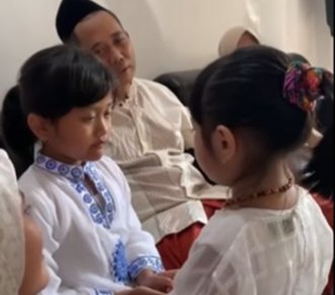 Sibling's Moment of Sungkeman During This Lebaran is Hilarious, Netizens: 10 Minutes Away from War