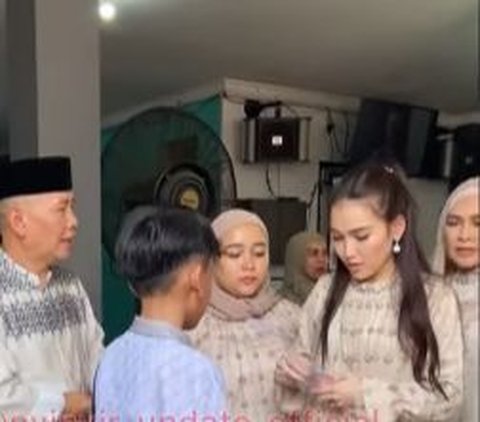 Ayu Ting Ting Open House for Local Residents, THR Amount Becomes the Highlight