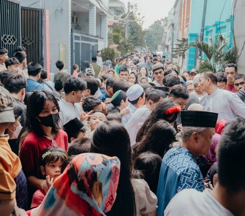 Lebaran 2024, Sahroni Bagikan Ribuan THR untuk Warga Tanjung Priok