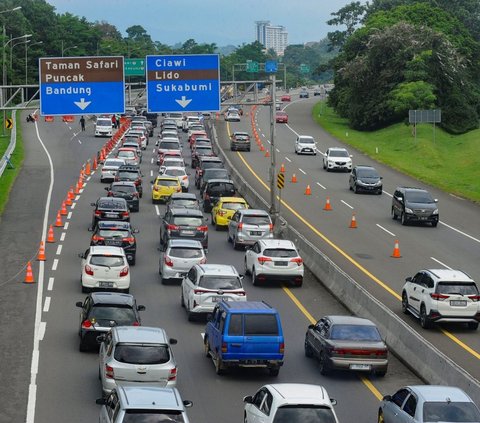 FOTO: H+1 Lebaran, Penerapan One Way Bergantian Atasi Kemacetan Parah di Kawasan Puncak Bogor