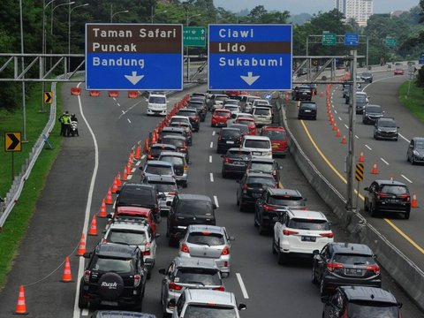 FOTO: H+1 Lebaran, Penerapan One Way Bergantian Atasi Kemacetan Parah di Kawasan Puncak Bogor