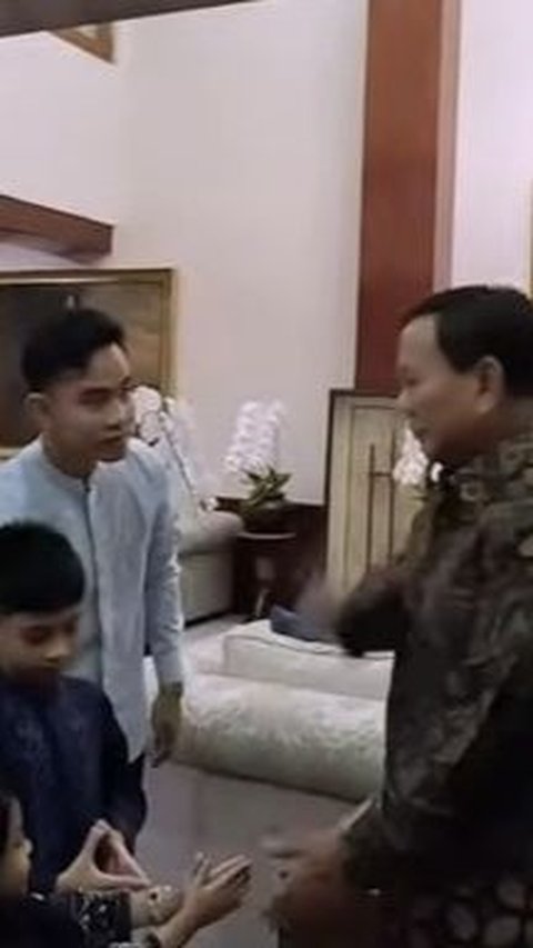 Lucu Jan Ethes Minta ke Prabowo Naik Kuda Emas & Gibran Celetuk 'Bapak Pimpinan Saya'