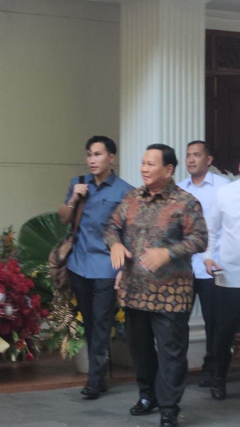 Mesranya Prabowo & Titiek Soeharto 'Calon Ibu Negara' Genggam Tangan Cipika-cipiki Rayakan Idulfitri