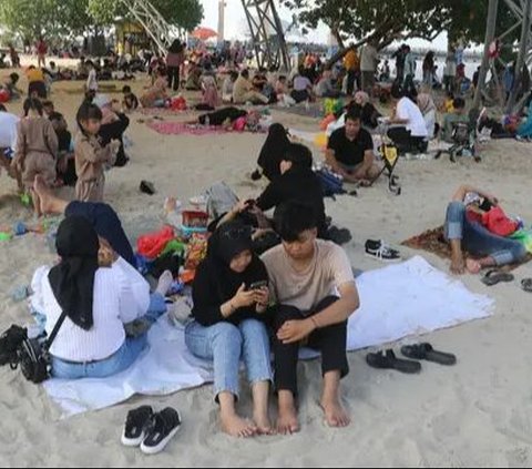 FOTO: Penampakan Pantai Ancol Diserbu Puluhan Ribu Wisatawan di Hari Kedua Lebaran 2024