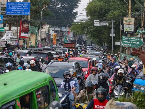 FOTO: Macet Horor Lalu Lintas Menuju Puncak Bogor Imbas Penerapan One Way